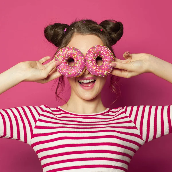 Çok Komik Güzel Bir Kadın Pembe Arka Planda Donutlarla Eğleniyor — Stok fotoğraf