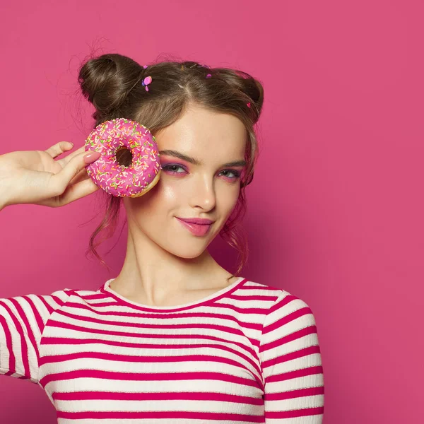 Renkli Pembe Arka Planda Donutlu Neşeli Bir Kadın — Stok fotoğraf