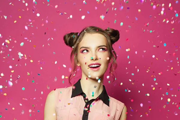 Lycklig Kvinna Och Fallande Färgglada Konfetti Ljus Rosa Bakgrund — Stockfoto