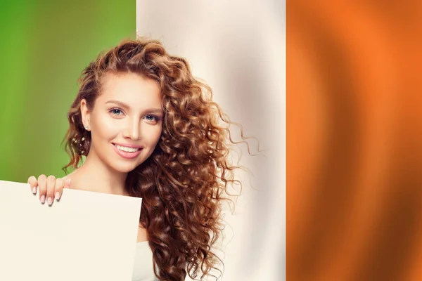 Λατρεύω Την Ιρλανδική Ιδέα Χαρούμενη Χαριτωμένη Γυναίκα Λευκή Σημαία Και — Φωτογραφία Αρχείου