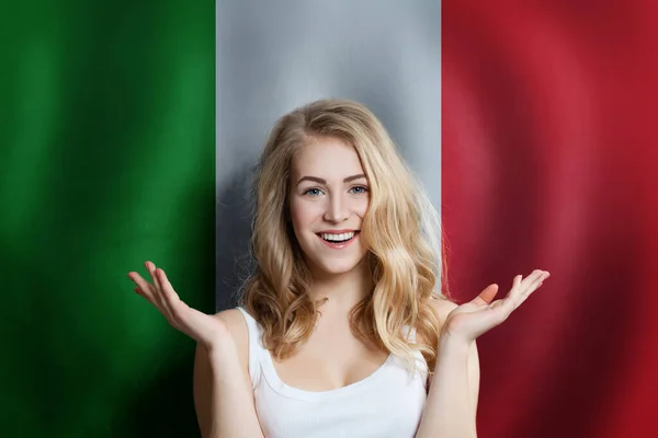 Hermosa Joven Feliz Fondo Bandera Italiana Vivir Educar Trabajar Italia — Foto de Stock