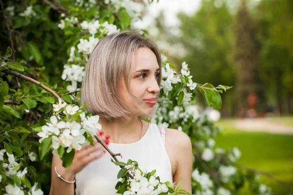 Junge Lächelnde Frau Frühlingsblumengarten — Stockfoto