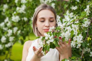 Dışarıda çiçekli güzel bir kız.