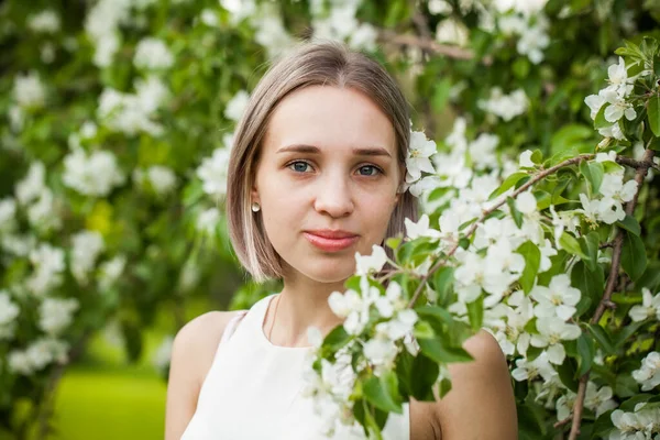 Junge Romantische Frau Frühlingsblumen — Stockfoto