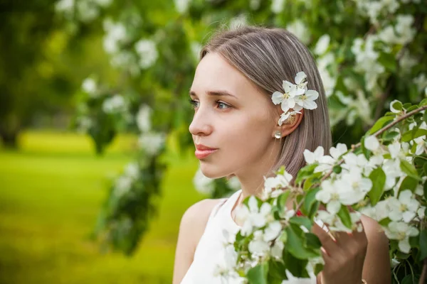 Porträt Einer Jungen Natürlichen Frau Frühlingsgarten — Stockfoto