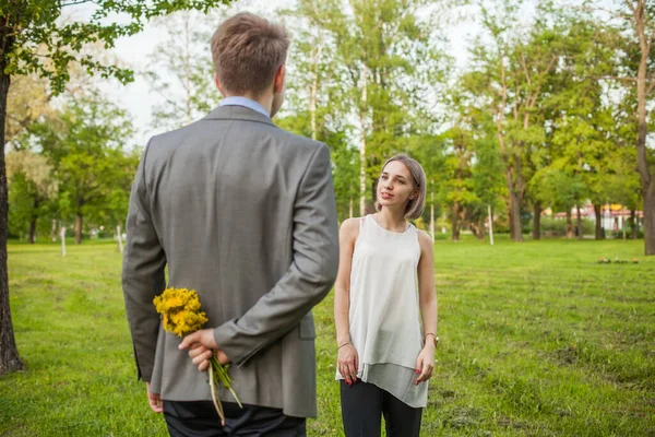 Ung Mann Gir Blomster Til Jente Romantisk Overraskelse Datering – stockfoto