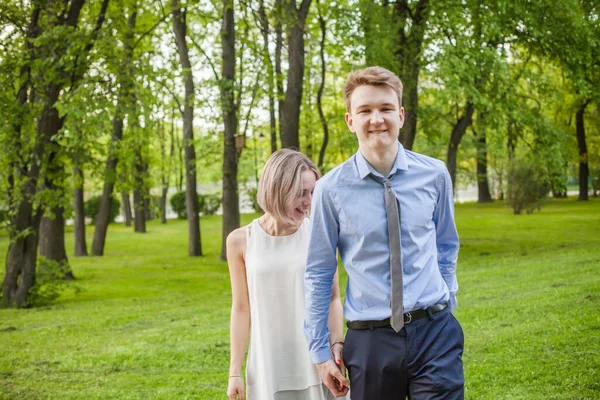 Lycklig Pojke Och Flicka Går Parken — Stockfoto