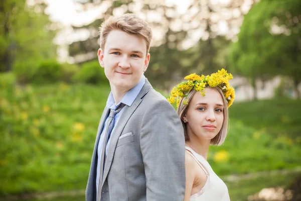 若いカップル男の子と女の子の肖像画 — ストック写真