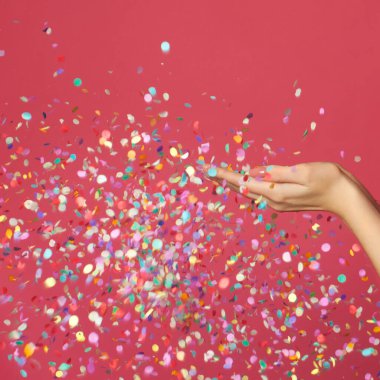 Pembe renkli konfetiyle doğum günü partisi tatil geçmişi