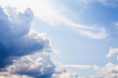 Mavi gökyüzü arka planda. Bulutlu güzel manzara