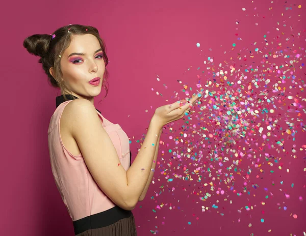 Mujer Soplando Confeti Colorido Sobre Fondo Rosa Hermoso Modelo Feliz —  Fotos de Stock