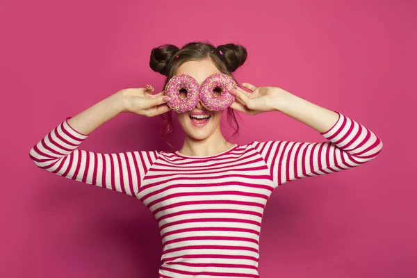Смешная Счастливая Женщина Двумя Раздражительными Пончиками Красочном Розовом Фоне — стоковое фото