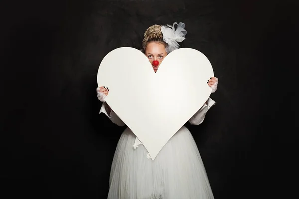 Banner Blanco Corazón Vacío Manos Mujer Payaso Sobre Fondo Negro —  Fotos de Stock