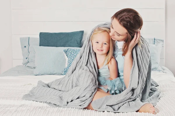 家庭で幸せな家族の肖像画 かわいいです母と小さな娘とともに綿遊び毛布 — ストック写真