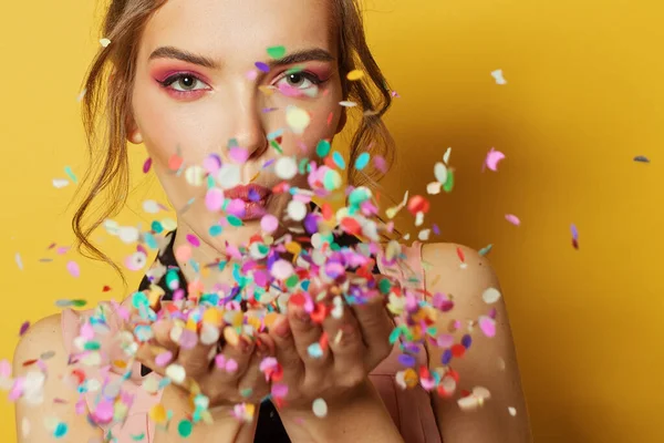 Vrolijke Vrouw Kleurrijke Confetti Feest Vakantie Achtergrond — Stockfoto