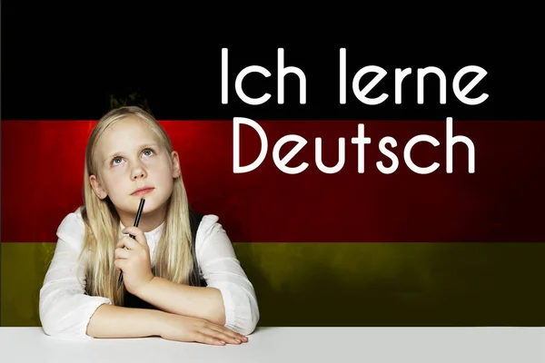 Мыслящая Девочка Студентка Фоне Флага Германии Немецкий Язык Надписью Выучить — стоковое фото