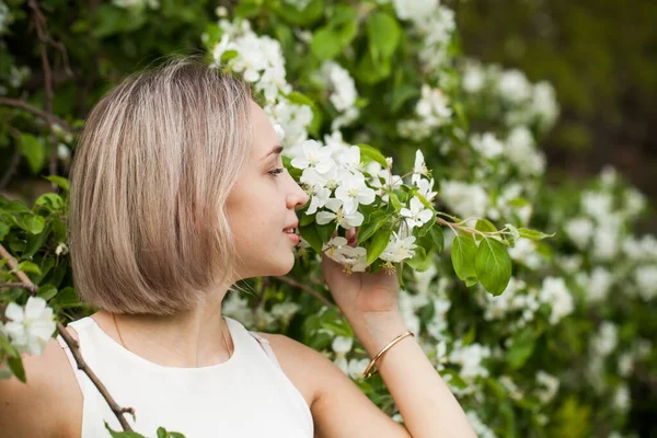 Joven Mujer Despreocupada Oliendo Las Flores Parque Primavera —  Fotos de Stock