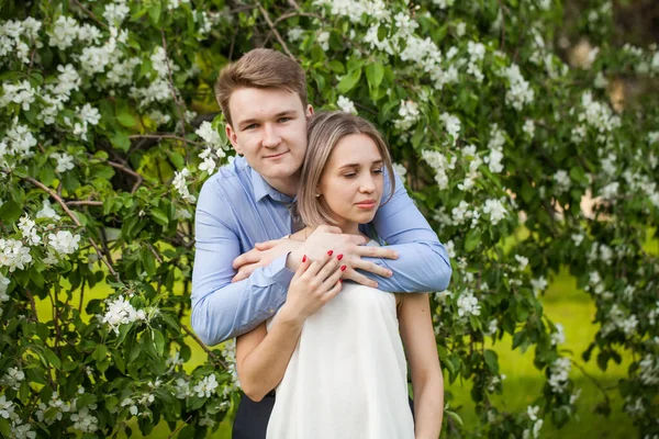 愛する女性と男の肖像画 春の公園で抱き合っている若いカップル — ストック写真