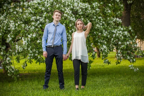 Jovem Casal Parque Primavera — Fotografia de Stock