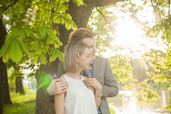 Jovem Casal Feliz Juntos Parque Primavera — Fotografia de Stock