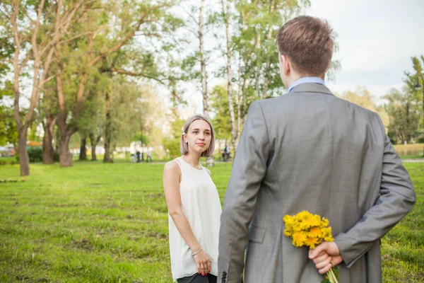 Giovane Donna Allegra Uomo Con Fiori — Foto Stock