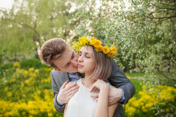 Preciosa Pareja Juntos Parque Primavera — Foto de Stock