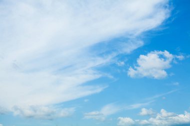 Mavi gökyüzü arka planda. Bulutlu güzel manzara