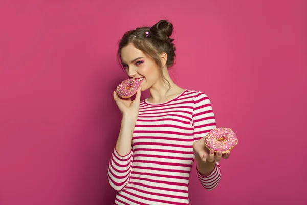 Renkli Pembe Arka Planda Donut Tutan Tatlı Bir Kadın Diyet — Stok fotoğraf