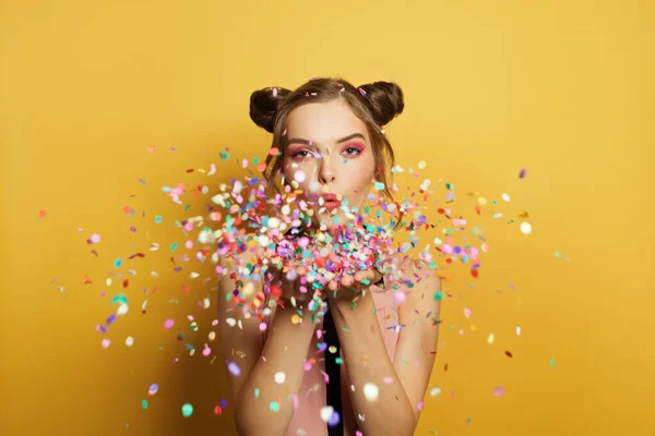 Mooie Vrouw Kleurrijke Confetti Geel — Stockfoto