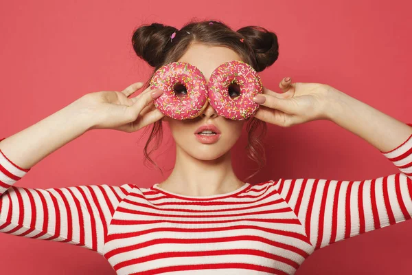 각양각색의 배경으로 도넛을 아름다운 여인의 식생활 — 스톡 사진