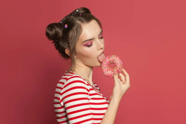 Гарна Жінка Тримає Пончик Барвистому Рожевому Фоні Концепція Дієти — стокове фото