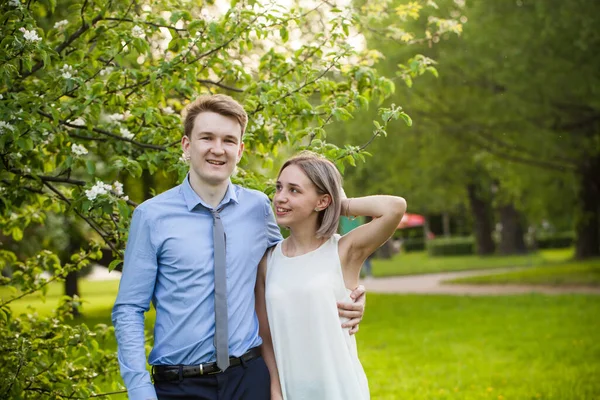 Uomo Donna Felici Nel Parco Primaverile — Foto Stock