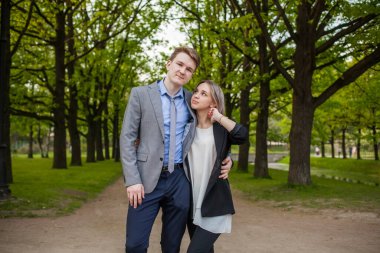 Parktaki yakışıklı kız ve erkek.