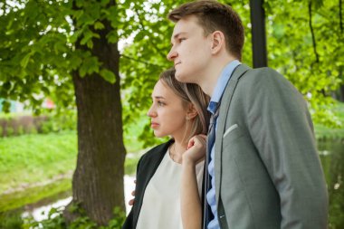 Açık havada sevimli bir çift. Romantik tatil