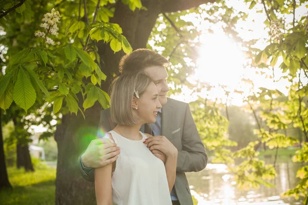 Donna Uomo Felici Nel Parco Primaverile — Foto Stock