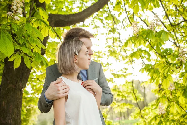 Citas Una Pareja Feliz Hombre Guapo Hermosa Mujer Parque — Foto de Stock