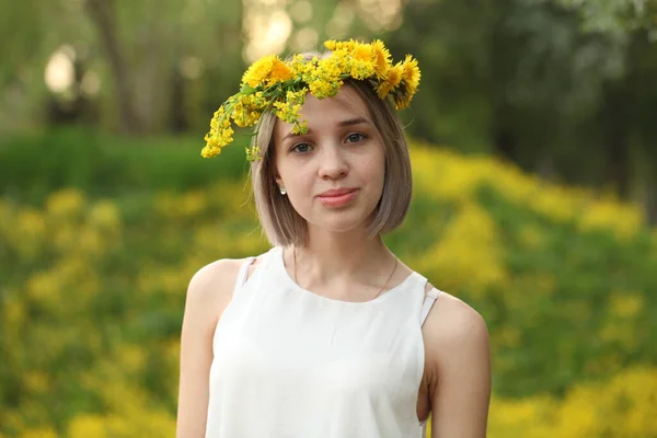 Mujer Atractiva Parque Primavera Aire Libre Hermosa Cara Joven Cerca —  Fotos de Stock