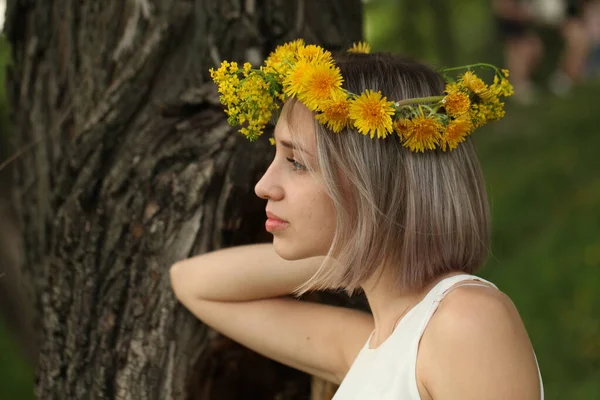 Mujer Linda Primavera Parque Aire Libre Hermosa Cara Joven Cerca —  Fotos de Stock