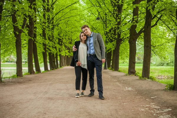 公園を歩いている若いカップルは — ストック写真