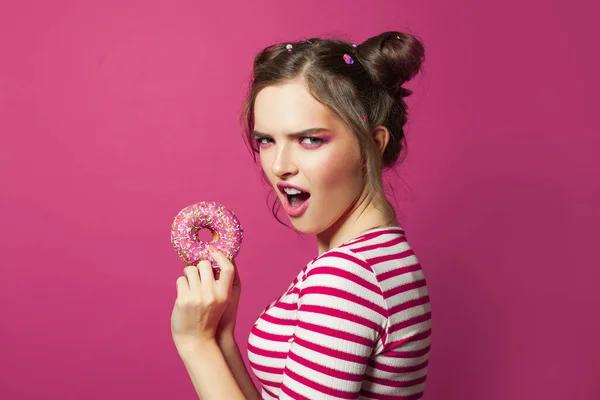 Mulher Engraçada Segurando Donut Fundo Rosa Vívido Dieta Conceito Junk — Fotografia de Stock