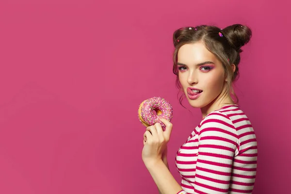 Νεαρή Αστεία Γυναίκα Ντόνατ Πολύχρωμο Ροζ Φόντο — Φωτογραφία Αρχείου