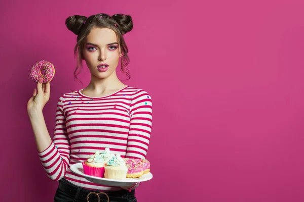 Красивая Модель Женщина Дает Тарелку Десертом Сладости Закуски Ярком Розовом — стоковое фото