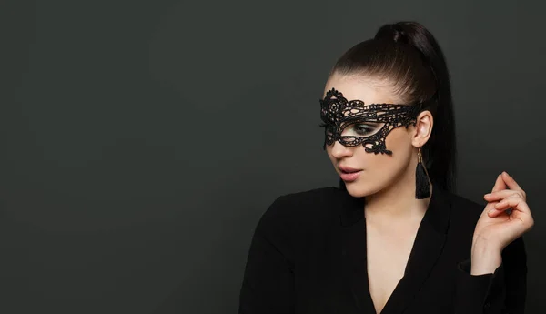 穿着黑色背景狂欢节面具的时髦女人 — 图库照片