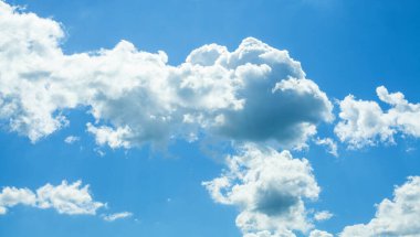 Mavi gökyüzü arka planda. Bulutlu güzel manzara