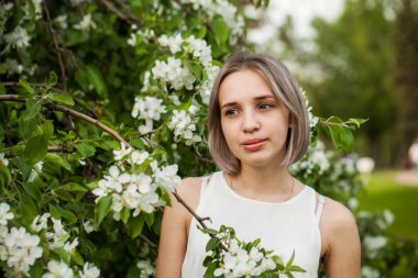 Baharın bahçesinde güzel bir kadın