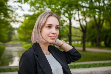 Açık havada güzel bir kadın portresi.