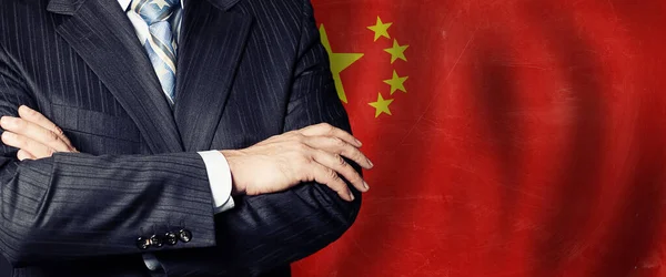 Politiker Verschränkte Arme Auf China Flagge — Stockfoto