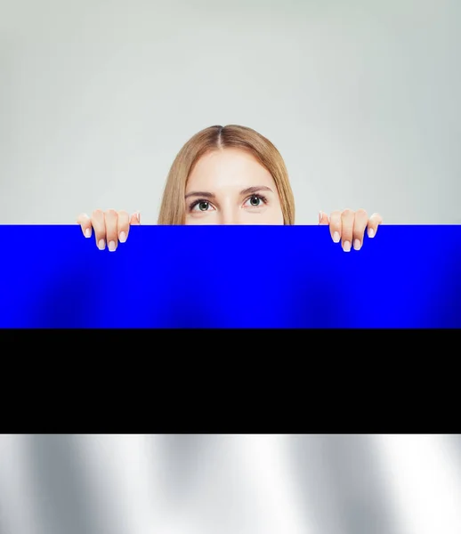 Естонія Щаслива Дівчина Естонським Прапором — стокове фото