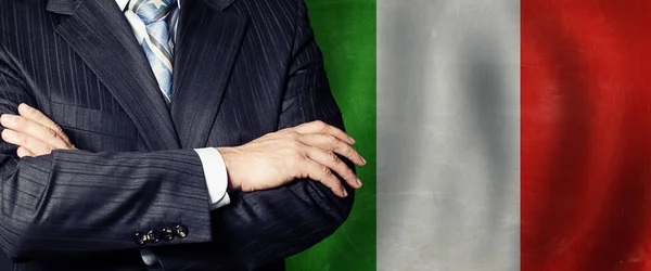 Korsade Armar Politiker Italiensk Flagg Bakgrund — Stockfoto