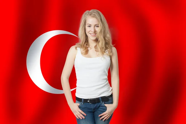 Πορτραίτο Ευτυχισμένης Γυναίκας Φόντο Τουρκικής Σημαίας Ταξίδι Στην Τουρκία — Φωτογραφία Αρχείου